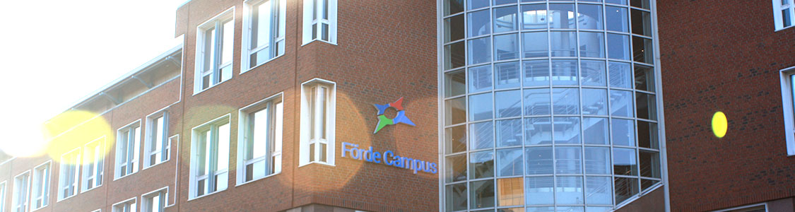 Förde Campus Kiel | Anfahrt zum Hauptgebäude | Ansicht Haupteingang | Weiterbildung Schleswig-Holstein